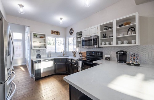 Gilbert House | Perfect Family Haven: 5BR,Heated Pool + Golf Green