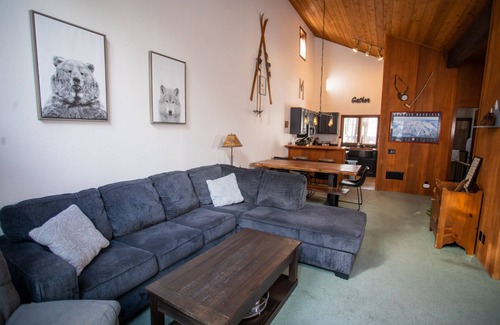 Mammoth Lakes House | Perfect Family Townhome! Cozy w/Vaulted Ceilings & WIFI