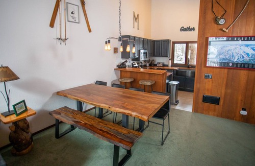 Mammoth Lakes House | Perfect Family Townhome! Cozy w/Vaulted Ceilings & WIFI