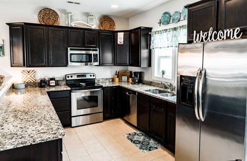 Surf City House | Perfect for 2 families. 2 MBR's. Elevator, 4 min walk 2 beach, pool, and clean!