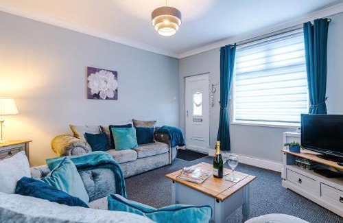 Crewe Apartment | Perfect for Business, 2 Bed Home by 53 Degrees Property, Great Location, Sleeps 4!