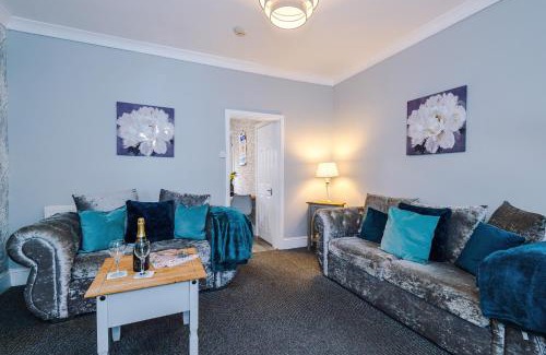 Crewe Apartment | Perfect for Business, 2 Bed Home by 53 Degrees Property, Great Location, Sleeps 4!
