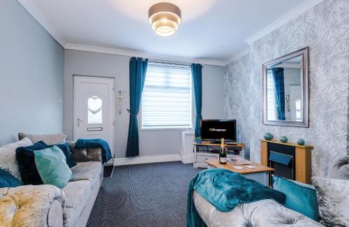Crewe Apartment | Perfect for Business, 2 Bed Home by 53 Degrees Property, Great Location, Sleeps 4!