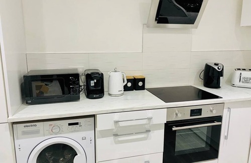 Gloucester Apartment | Perfect for contractors