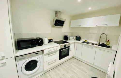 Gloucester Apartment | Perfect for contractors