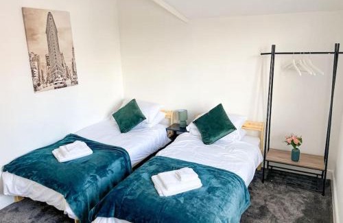 Oldbury Apartment | Perfect for Contractors & Families! 7 Beds Free Parking