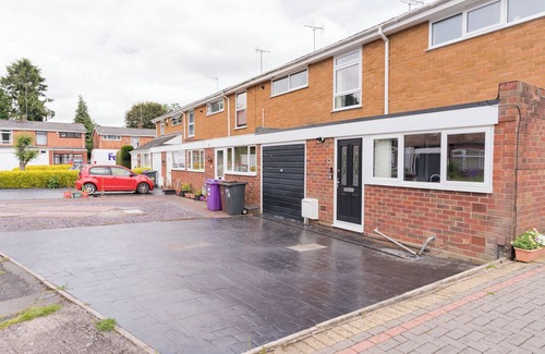 Wolverhampton House | Perfect for Families & Large Groups! Free Parking + Wifi