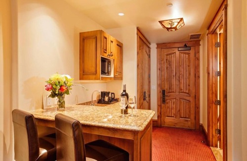 Vail Hotel | Perfect for Families! 2 Modern Units, Hot tub, Parking, Near Eagle Bahn Gondola!