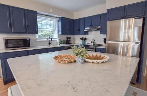 South Chatham House | Perfect for Group w Kids & Dogs w Hot Tub