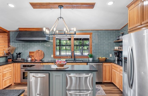 Edgewood House | Perfect for Large Groups- Hot tub | Kayaks