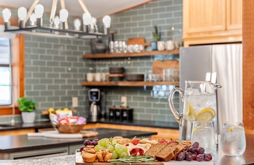 Edgewood House | Perfect for Large Groups- Hot tub | Kayaks