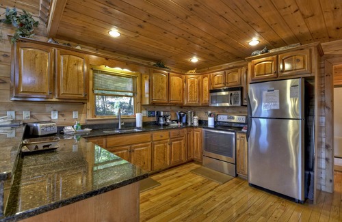 Blue Ridge Cabin | 🐦Perfect for Outdoor Enthusiasts! 🌠 Hiking, Rafting 🚣, Ziplining & More!🚵