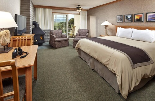 San Simeon Hotel | Perfect for Romantic Retreat! Room w/Fireplace Scenic View | Dining Options