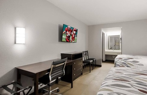 Alexandria Hotel | Perfect for Small Groups! Free Parking On-site, One Pet Stays Free!
