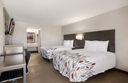 Alexandria Hotel | Perfect for Small Groups! Free Parking On-site, One Pet Stays Free!