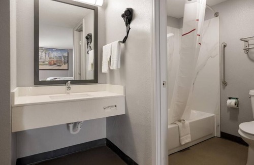 Alexandria Hotel | Perfect for Small Groups! Free Parking On-site, One Pet Stays Free!
