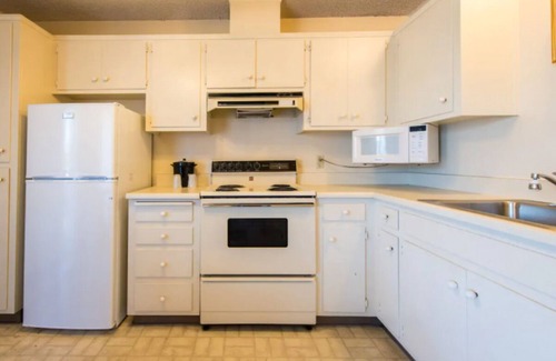 East End Apartment | Perfect Getaway! 2 Comfortable Unit, Free Parking, Close Oakland Coliseum
