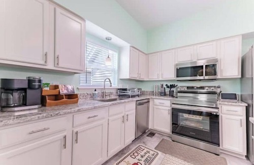 Central West End House | Perfect Getaway @ CWE- Entire Home + Free Parking Near Fox, Universities & More!