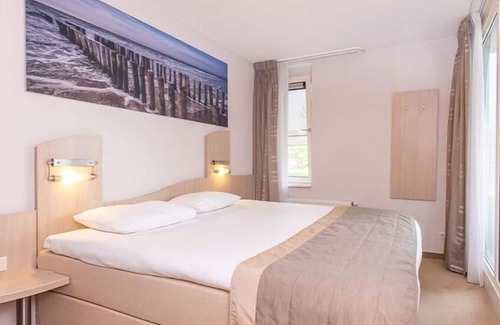 Kamperland Hotel | Perfect Getaway in Spacious Unit | Nearby Beach & Nature trails | Free Parking