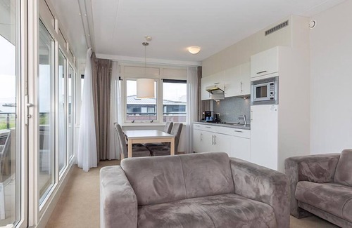 Kamperland Hotel | Perfect Getaway in Spacious Unit | Nearby Beach & Nature trails | Free Parking