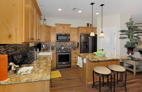 Cottonwood House | Perfect Location For 5 Surrounding Towns ~ 1 Minute Walk To Golf