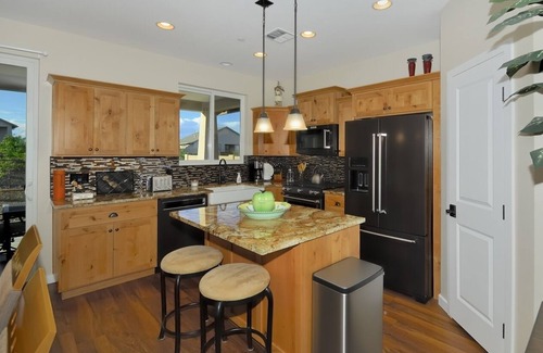 Cottonwood House | Perfect Location For 5 Surrounding Towns ~ 1 Minute Walk To Golf