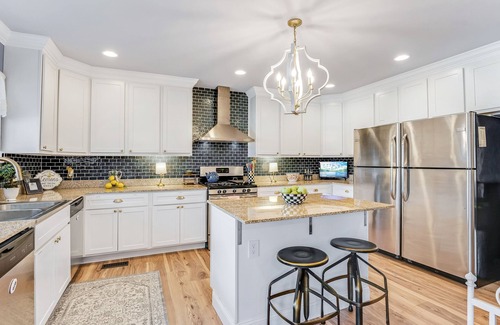 Osage Beach House | PERFECT LOCATION+h2oToys+6 BDRMS+5 BTHRMS+3 FMLY RMS+2 KTCHNS+SWIM DOCK+Pets Ok