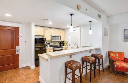 Baytowne Wharf Condo | PERFECT LOCATION! Renovated 1BR/2BA Bayside Covered Balcony