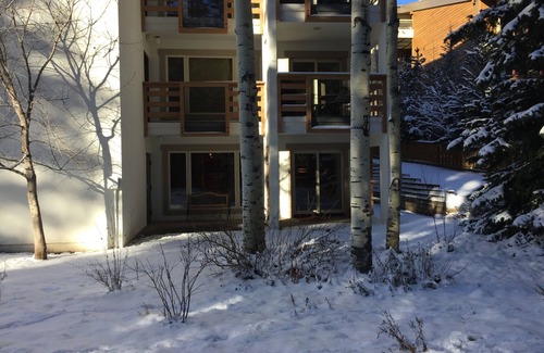 Vail Condo | Perfect Location - Steps to Gondola Walking/Bike Path Close to Restaurants Shops
