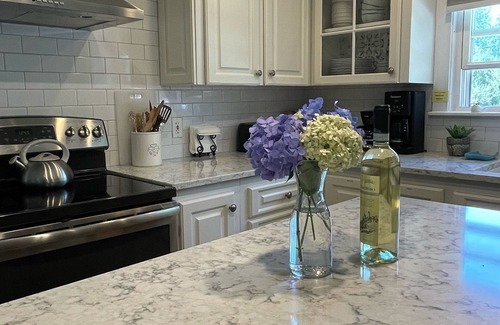 Kennebunk House | Perfect Maine Getaway – Walk to Downtown, Cozy for All - Flexible Cancellation.