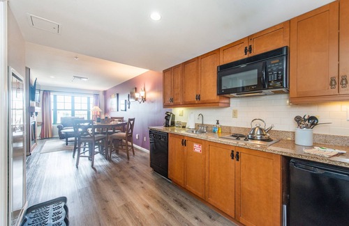 Vernon Condo | PERFECT RETREAT! Upgraded 1 bd condo; ski/hike/heated pool/hot tub, wineries!