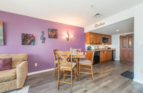 Vernon Condo | PERFECT RETREAT! Upgraded 1 bd condo; ski/hike/heated pool/hot tub, wineries!
