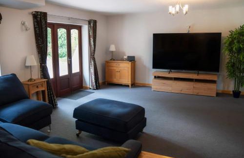 Whitchurch House | Perfect Retreat With Parking Garden & Great Views
