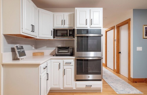 Grantham House | Perfect ski getaway Mountain retreat, sleeps 11; 4 bed, 3 ba; Free EV charger