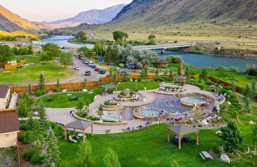 Gardiner Cabin | Perfect Spot! Complimentary Parking, At Yellowstone's North Entrance