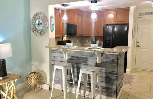 Downtown Dunedin Condo | Perfect Sunset Coastal Condo. Walk to the Waterfront and Downtown Main Street.