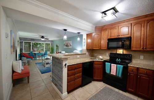 Downtown Dunedin Condo | Perfect Sunset Coastal Condo. Walk to the Waterfront and Downtown Main Street.