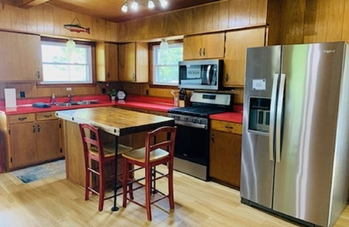 Williamsburg Cottage | *Perfect Waterfront Home* (Skegemog/Torch/Elk)