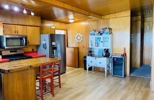 Williamsburg Cottage | *Perfect Waterfront Home* (Skegemog/Torch/Elk)