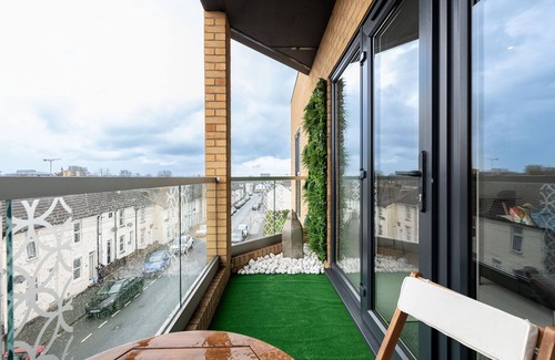 Gillingham Apartment | Perfect Work Base Modern, Calm, and Convenient