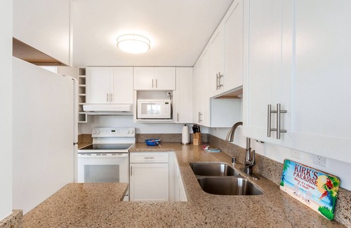 Historic Kailua Village Apartment | Perfectly located Air conditioned 2BR 2BTH Condo in downtown Kona