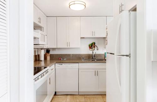 Historic Kailua Village Apartment | Perfectly located Air conditioned 2BR 2BTH Condo in downtown Kona