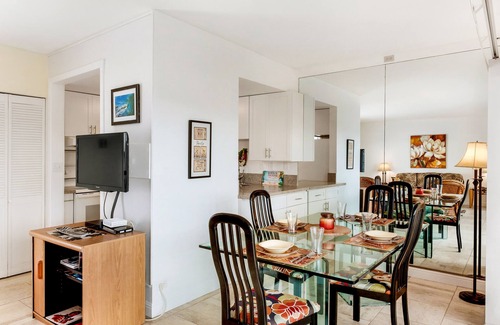 Historic Kailua Village Apartment | Perfectly located Air conditioned 2BR 2BTH Condo in downtown Kona