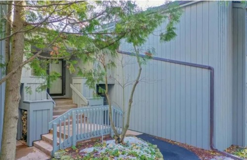 Fish Creek Condo | Perfectly located condo in Fish Creek steps away from restaurants & shoppings.