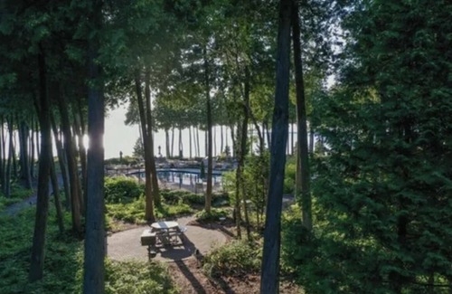 Fish Creek Condo | Perfectly located condo in Fish Creek steps away from restaurants & shoppings.