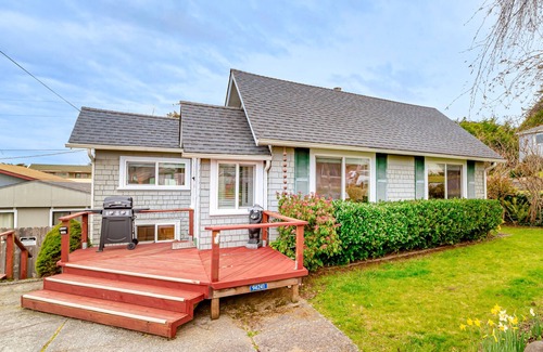 Gold Beach Cottage | Perfectly Located Cottage w/ Yard, WiFi, Laundry - Walk to Beach & All of Town!