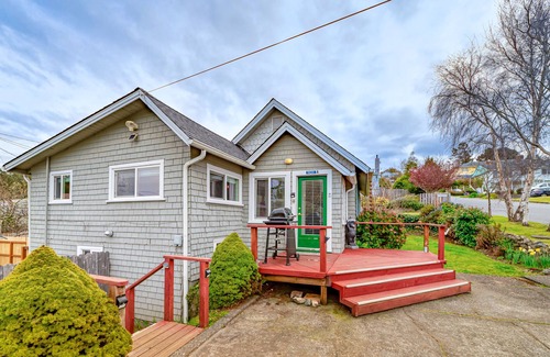 Gold Beach Cottage | Perfectly Located Cottage w/ Yard, WiFi, Laundry - Walk to Beach & All of Town!