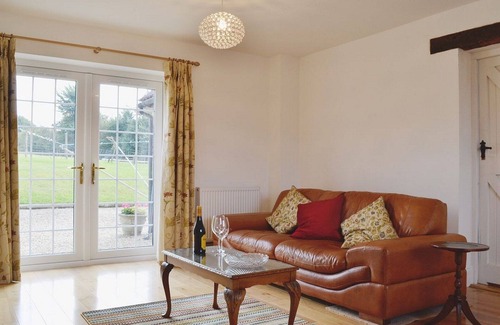 Hucclecote House | Perfectly Located for Exploring Cheltenham