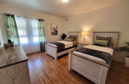 Pico - Robertson Apartment | Perfectly located Pico Robertson 3 bedroom apartment Walk to restaurants WIFI TV Game Console Parking 5 minutes to Rodeo Drive