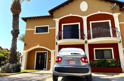 Malmok House | Perfectly Located Townhouse: Minutes to Beaches!.